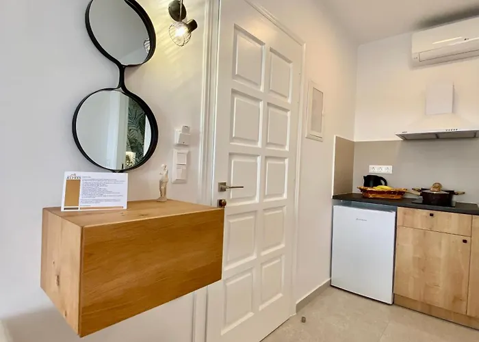 Апартаменты Alykes & *